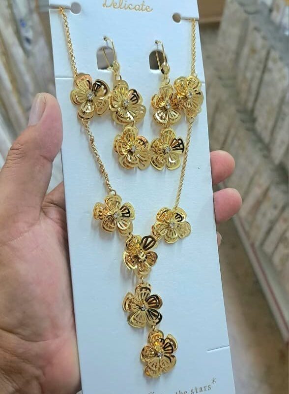 2025/10/IMG-20251023-WA0077.jpg set flores delicate NYH dorado