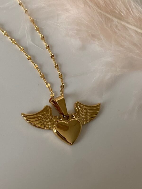 collar corazon alas acero dorado