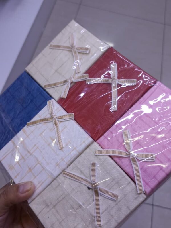 2025/11/IMG-20251120-WA0102.jpg caja para sets , 12 und