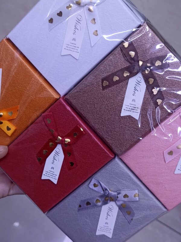 2025/11/IMG-20251120-WA0110-scaled.jpg caja para set aretes collar anillos , 12 unid