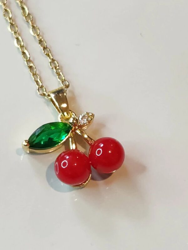 collar cereza acero dorado ( cadena diamante)