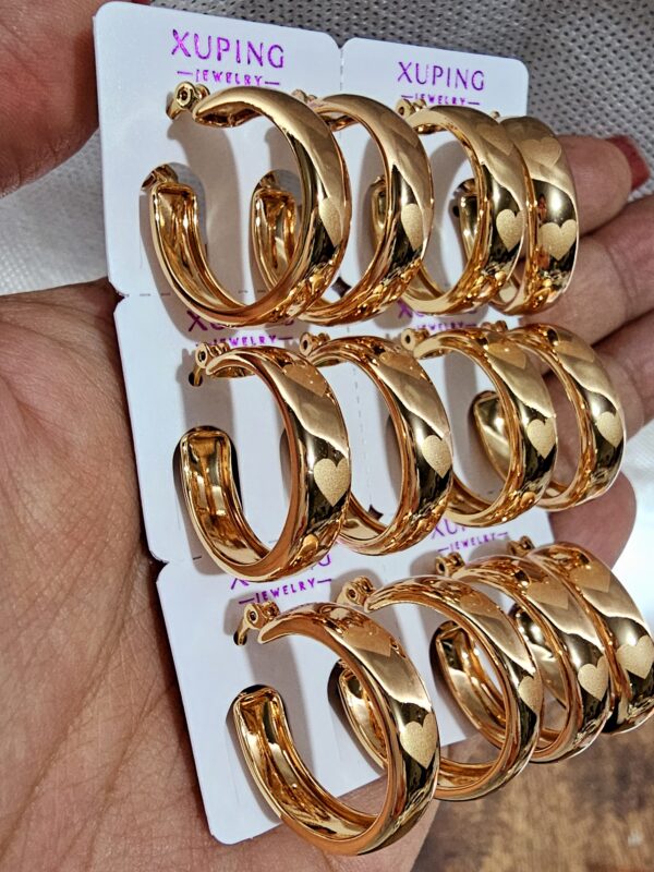 2025/12/20251029_181048-scaled.jpg arete con diseño corazon xuping jewerly rose