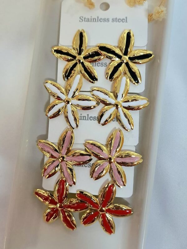 arete esmaltado flores acero dorado