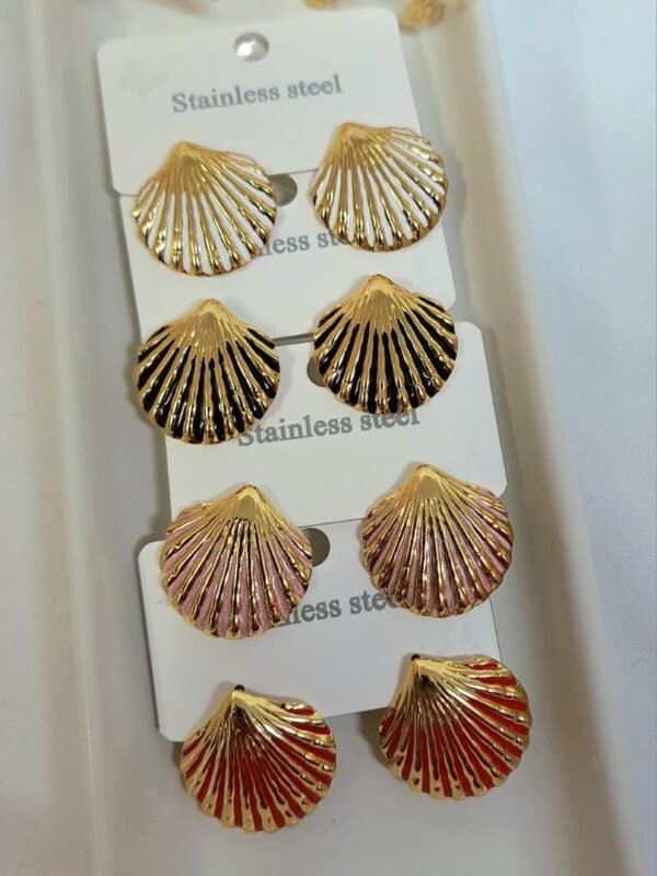 arete esmaltado concha de mar acero dorado