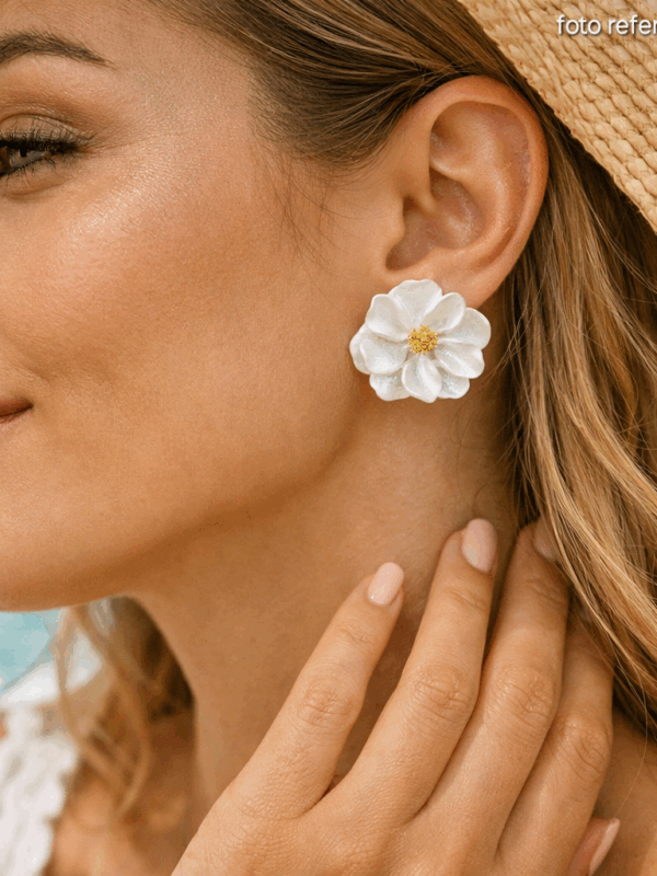 arete de flor blanca acero dorado