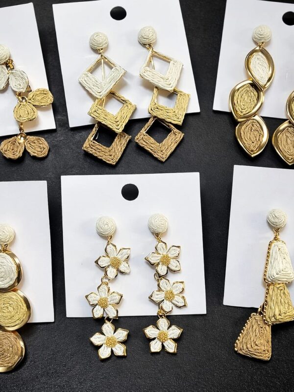 Docena completa ya viene surtido. Fashion aretes