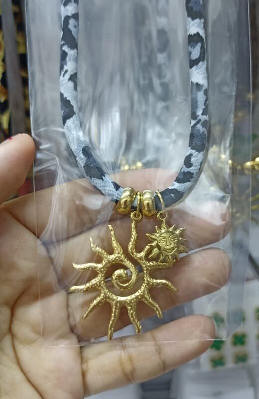 collar verano acero dorado