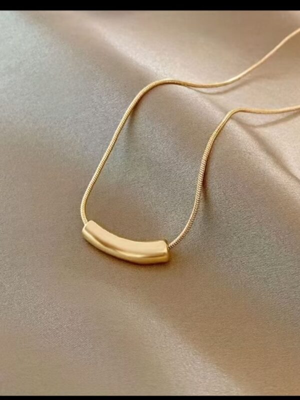 32c50602-f4c4-4097-a1f3-ed10fabde822 collar pasante barra acero dorado