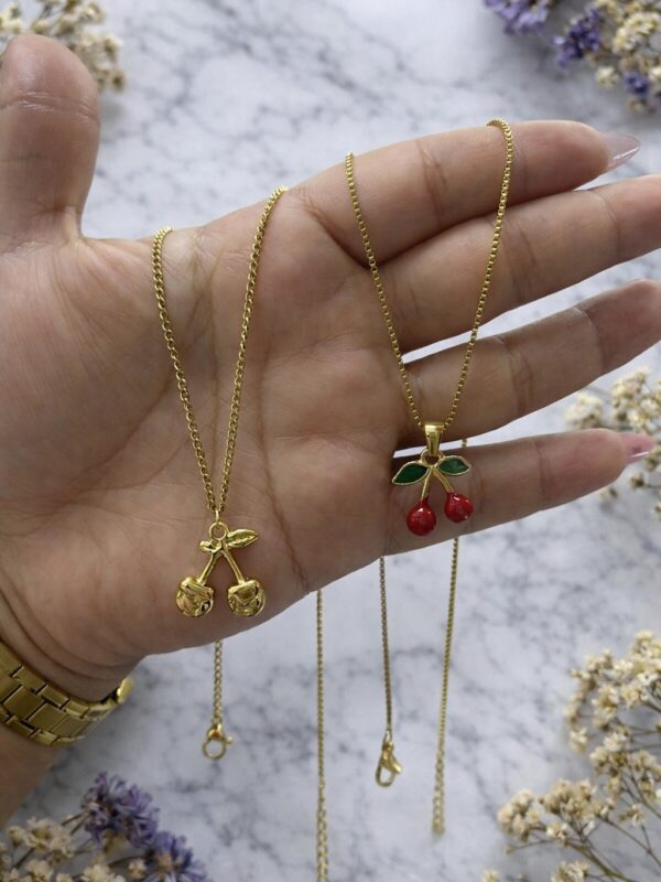 6ebfe1d7-c511-43b9-8898-008549499483 collar cereza acero dorado