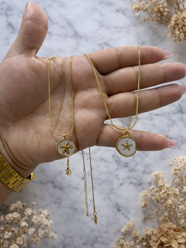 8d03d94d-f147-42ef-b015-e20397335223 collar marino acero dorado