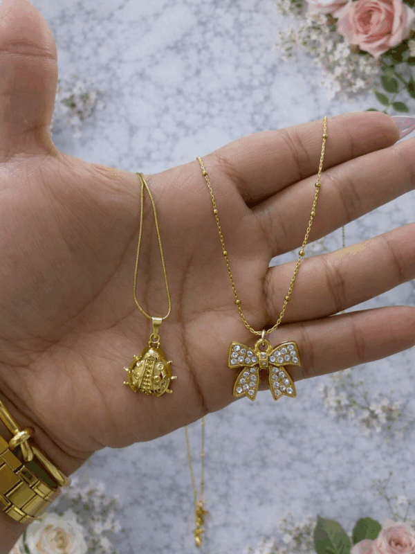 collares mariquita y lazos acero dorado