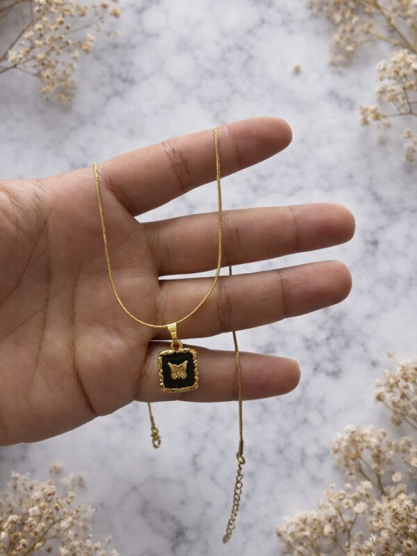 WhatsApp Image 2026-02-18 at 10.57.43 AM collar mariposa acero dorado
