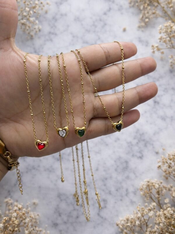 WhatsApp Image 2026-02-18 at 11.10.02 AM collar corazon bombita Rojo, Blanco, Verde, Negro acero dorado
