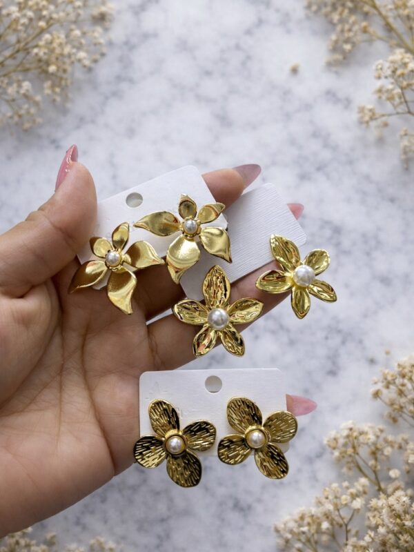 WhatsApp Image 2026-02-18 at 4.13.59 PM aretes chunky con perlas acero dorado flores