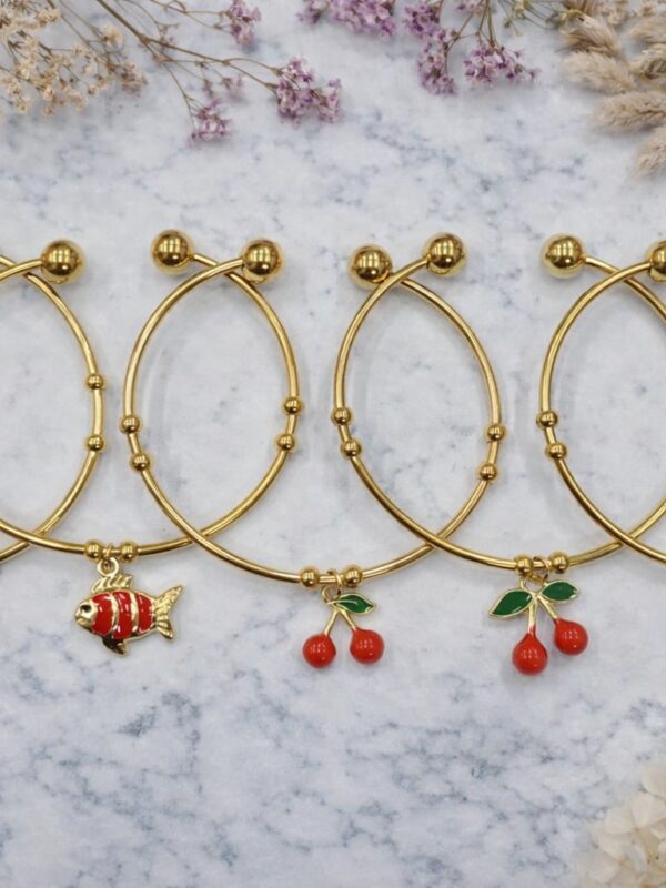 a33738d5-99f2-4b8b-92a4-bed3ded9cfc2 pulsera regulable cereza, fresa, acero dorado