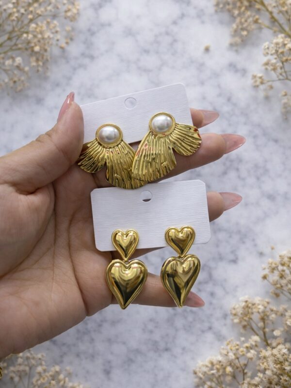 c23f3d5e-8b3a-4c9a-a051-4cf697f6bdb2 aretes chunky con perlas acero dorado flores