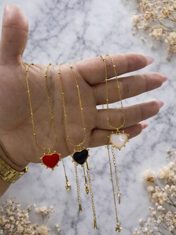 fb09e4c0-b70d-489c-aeff-a15e4cc08ad8 collar corazon rojo,negro, blanco acero dorado