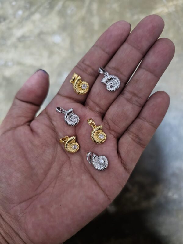 18aaaa52-921d-4297-a727-354505b6d967 dije marinos concha de mar con Circon acero dorado y plateado