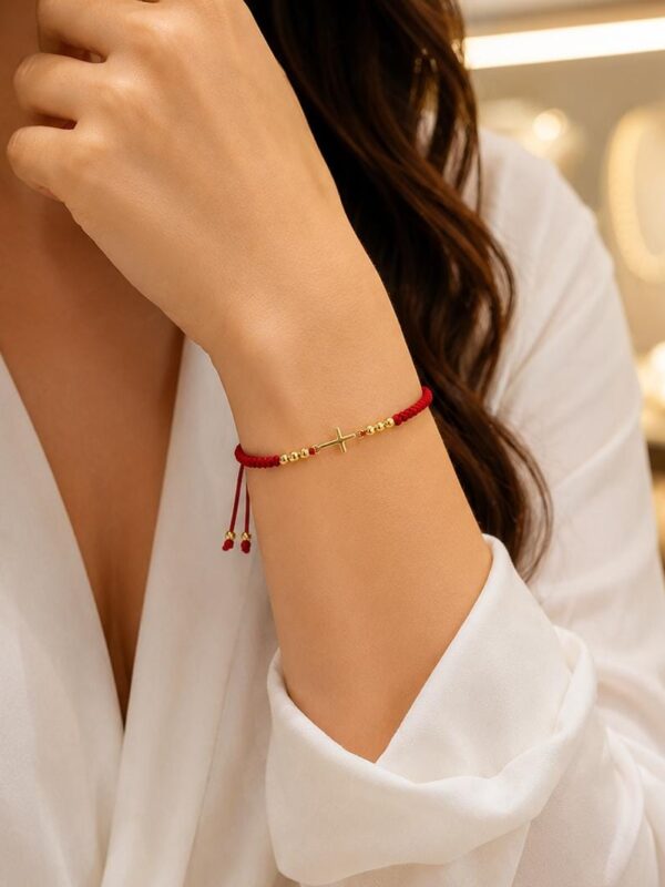 WhatsApp Image 2026-08-06 at 8.22.20 PM pulsera hilo chino rojo, rodio dorado. billas cruz